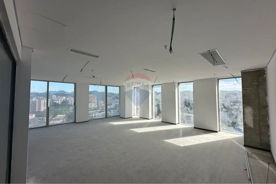 Tirane, jepet me qera ambjent biznesi Kati 13, 206 m² 3.040 € 