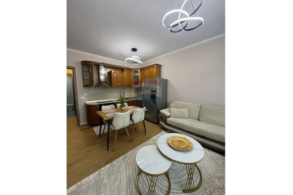 Tirane, jepet me qera apartament 2+1+Ballkon Kati 4, 97 m² 920 € (Kristal Center)