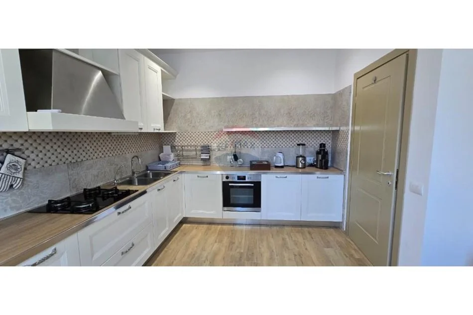 Tirane, shitet Vile 4+1+Ballkon , 800.000 € 