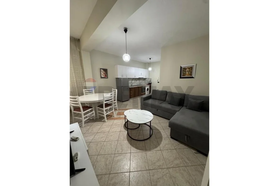 Tirane, jepet me qera 1+1 , 60 m² 500 € (Rruga e Kavajes)