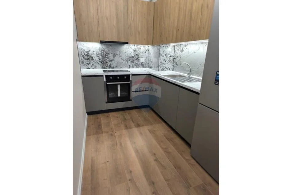 Tirane, jepet me qera apartament 1+1 , 72 m² 600 € (aura residence)