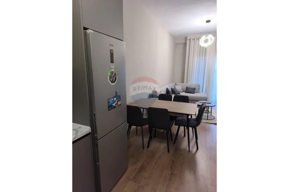 Tirane, jepet me qera apartament 1+1 , 72 m² 600 € (aura residence)