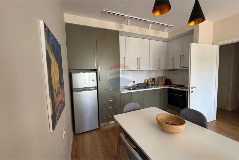 Tirane, jepet me qera 2+1 , 100 m² 750 € (rruga kavajes)