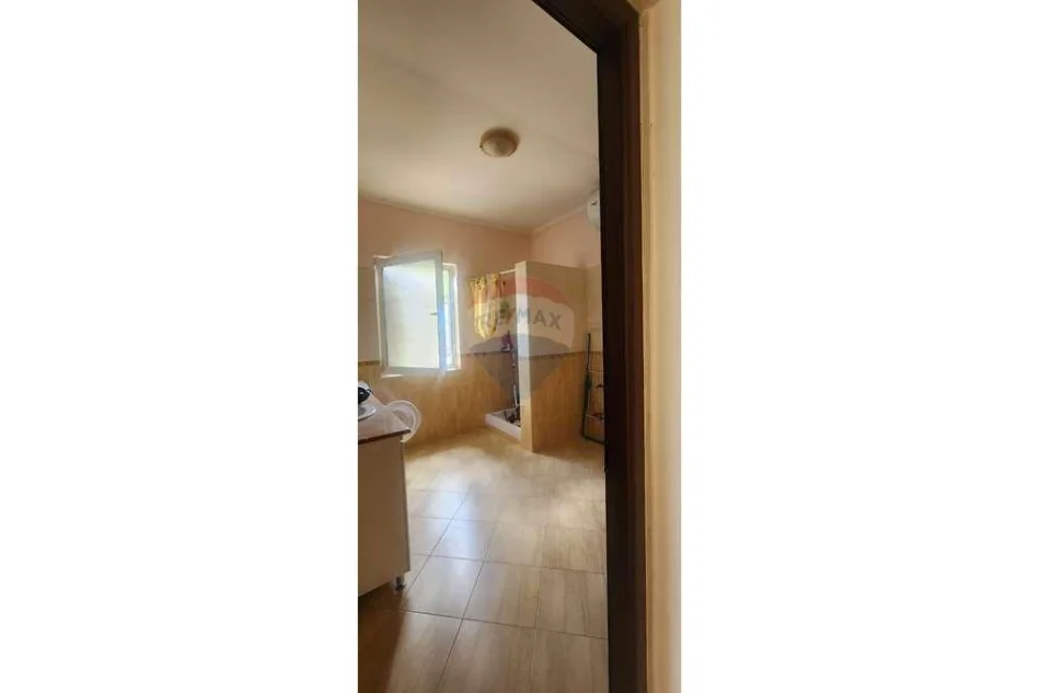 Tirane, shitet Vile , 500 m² 200.000 € (Peze helmas)