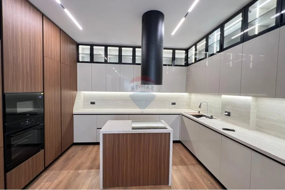 Tirane, jepet me qera Vile , 400 m² 4.000 € (Vilat Forest, Liqeni I Thatë, Tiranë)