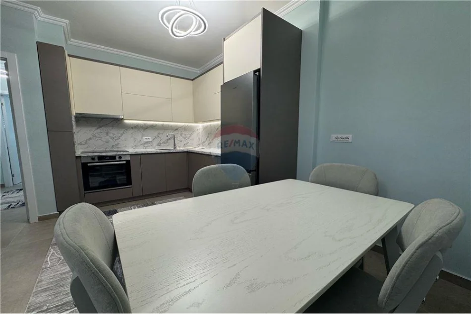 Shqiperi, jepet me qera apartament 2+1 , 100 m² 750 € (rruga karl gega)