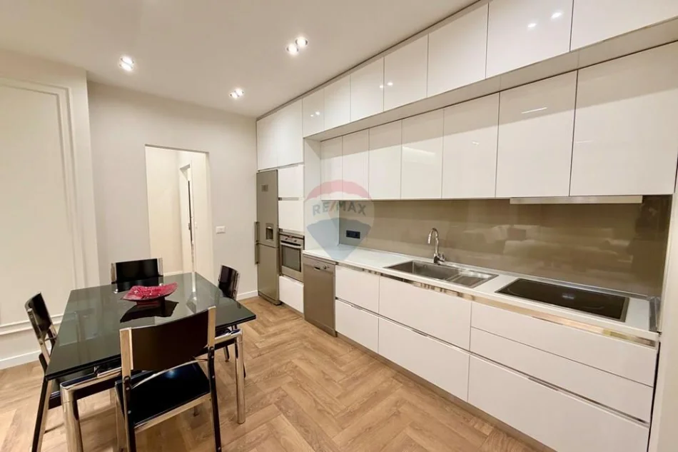 Tirane, jepet me qera apartament 2+1 Kati 5, 95 m² 945 € (Rruga Hoxha Tasim)