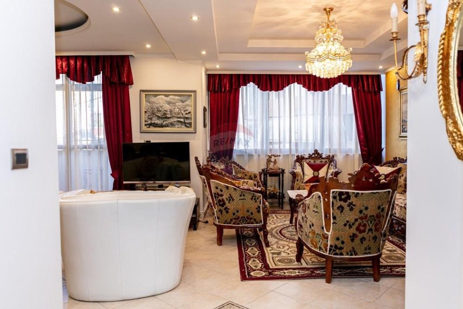 Tirane, jepet me qera apartament 3+1+Ballkon Kati 3, 120 m² 1.200 € (ura e tabakve)