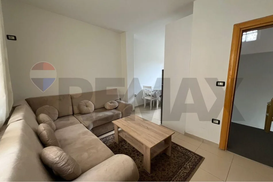 Tirane, jepet me qera apartament 1+1 , 100 m² 599 €
