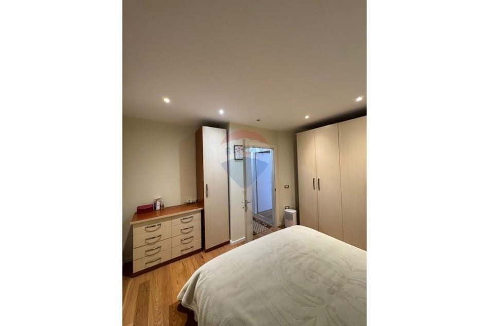 Tirane, jepet me qera apartament 3+1 , 86 m² 900 € (Shkolla e Kuqe)