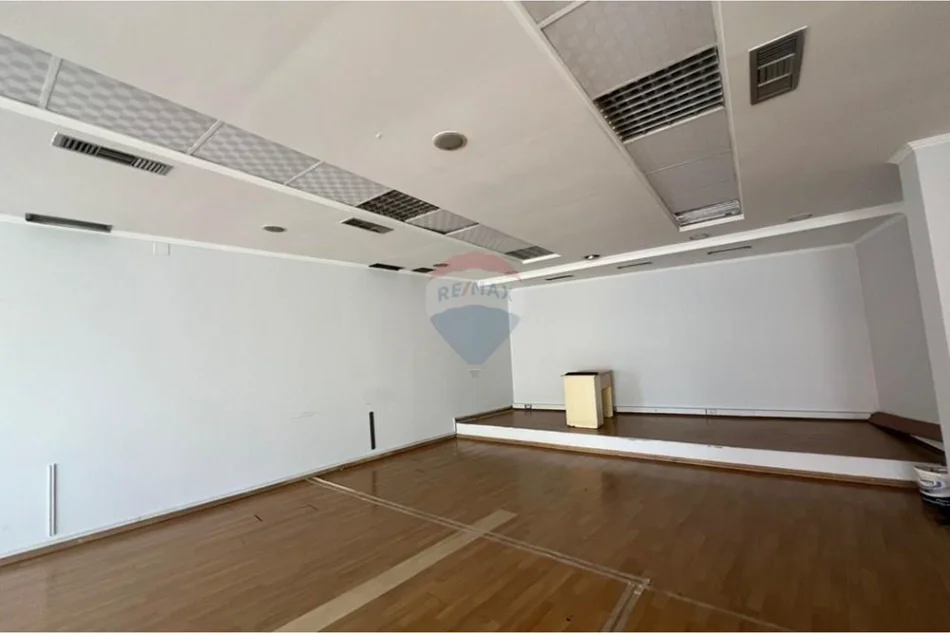 Tirane, jepet me qera ambjent biznesi Kati 3, 87 m² 1.000 € 