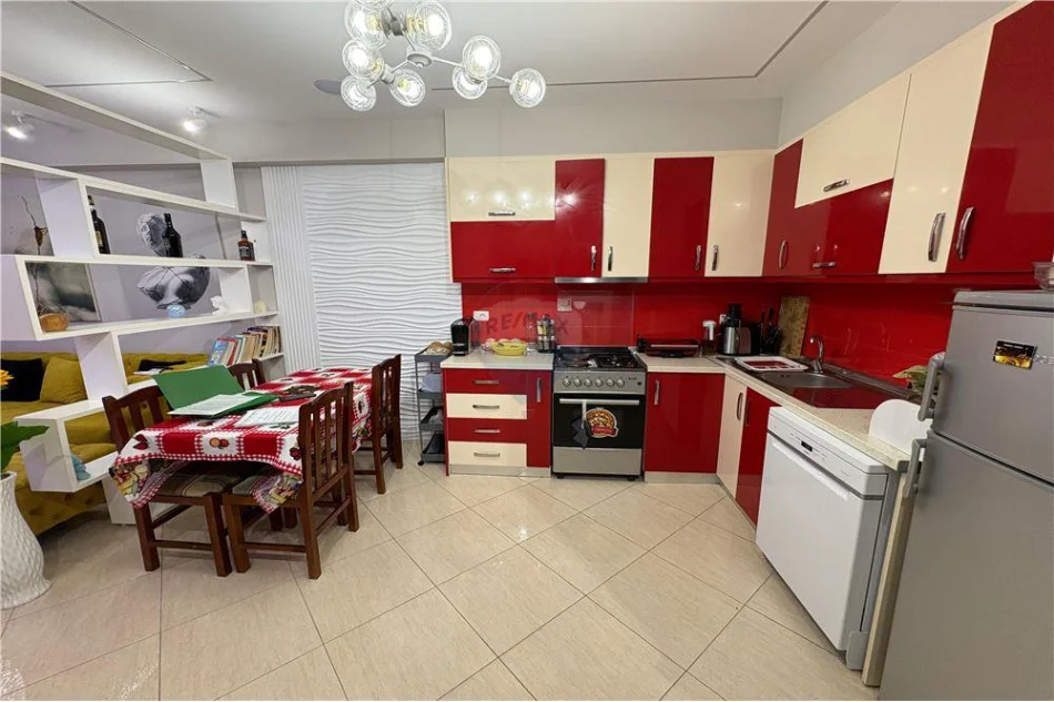 Vlore - Lungomare, shitet apartament 1+1 Kati 4, 74 m² 195.000 € (Rruga Reshat Osmani, Vlore)
