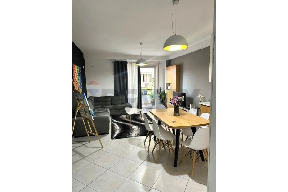 Tirane, jepet me qera apartament 2+1 , 115 m² 