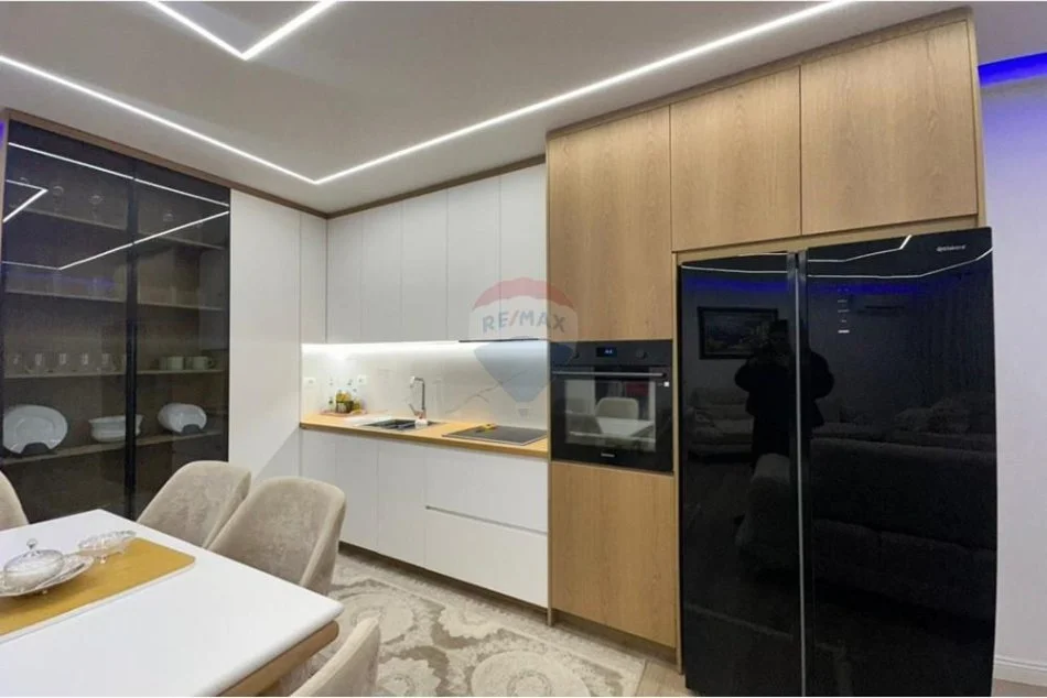 Tirane, jepet me qera apartament 2+1+Ballkon , 112 m² 600 € (Fresku)