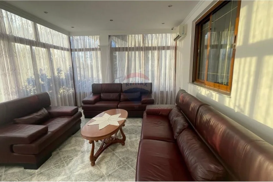 Vlore, jepet me qera Vile 2+1+Aneks+Ballkon Kati 1, 116 m² 500 € (Rruga e Re, Vlore)