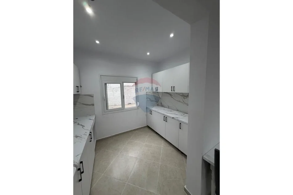 Vlore, shitet shtepi 1+1 Kati 0, 186 m² 100.000 € (Rruga Enver Jaho, Vlore)