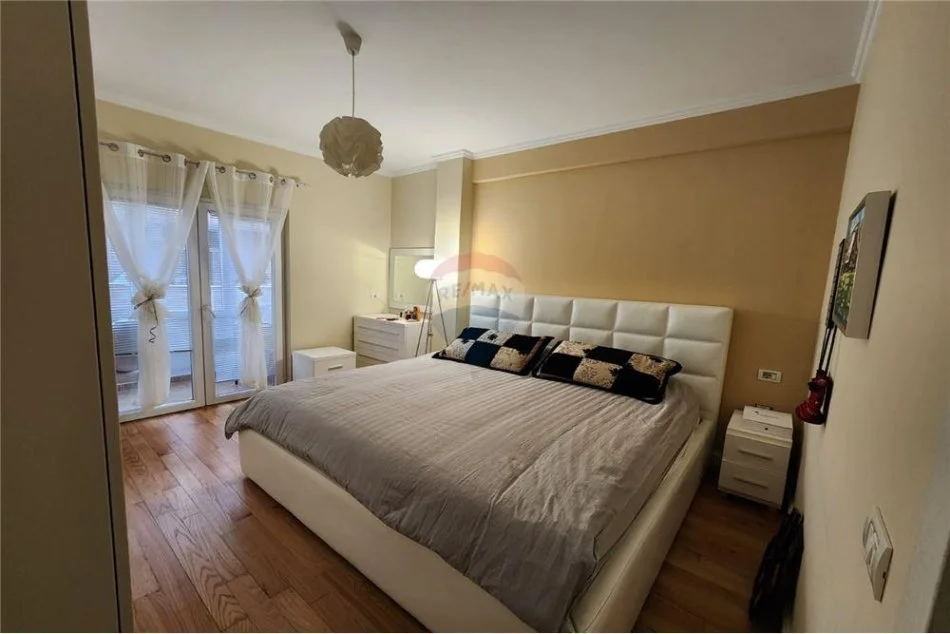 Tirane, jepet me qera apartament 1+1 Kati 5, 75 m² 550 € (liqeni thate)