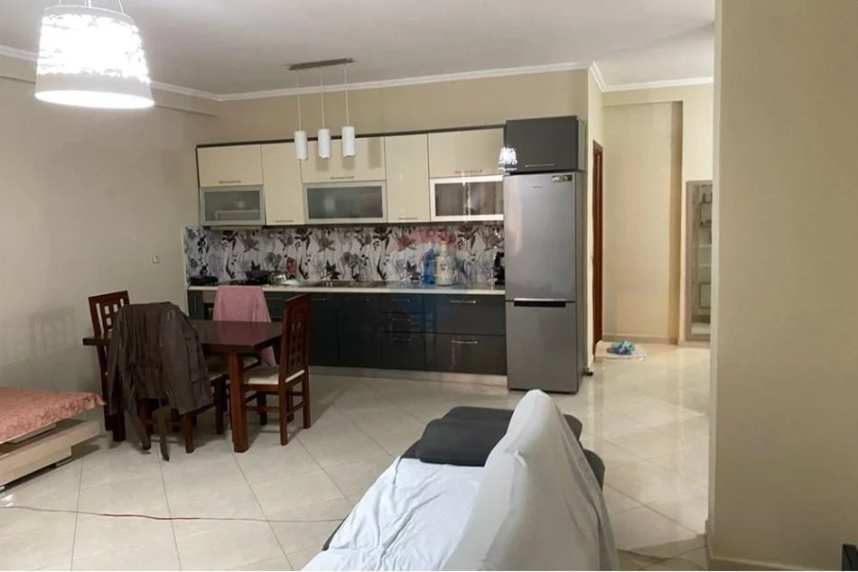 Tirane, jepet me qera apartament 2+1 Kati 4, 101 m² 350 € (Restorant Fresku)