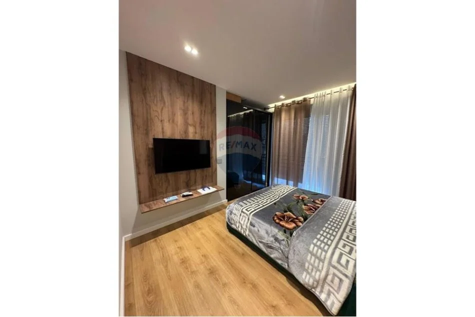 Tirane, jepet me qera apartament 3+1 , 130 m² 1.500 € (Rezidenca FZ)
