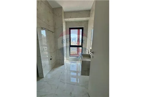 Tirane, jepet me qera zyre , Kati 10, 110 m2 1,000 € (Rruga e Kavajës, Shqipëri)
