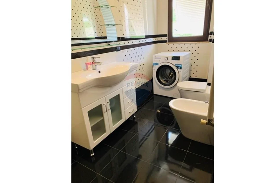 Tirane, jepet me qera apartament 1+1+Ballkon , 60 m² 620 € (Kopshti Zoologjik)