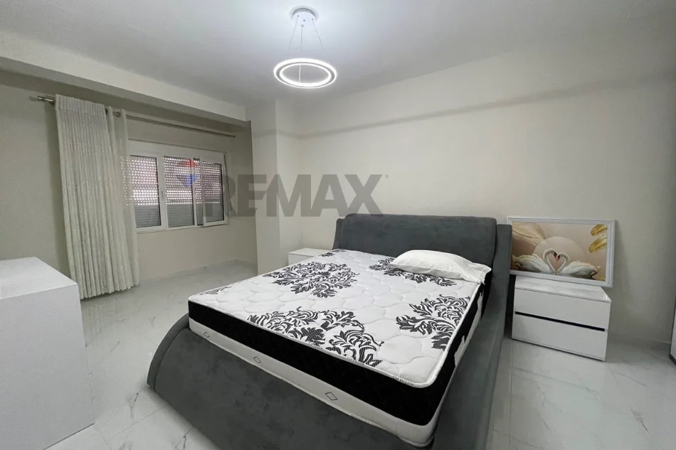 Tirane, jepet me qera apartament 1+1 , (mine peza)