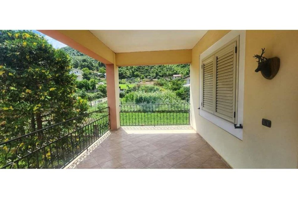 Tirane, shitet Vile 4+1+Ballkon Kati 1, 500 m² 200.000 € (peze helmas)