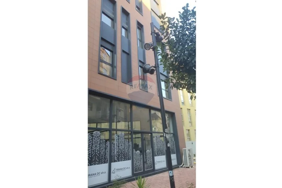 Tirane, jepet me qera , 201 m² 300 € (Bulevardi Zogu I, Tiranë)