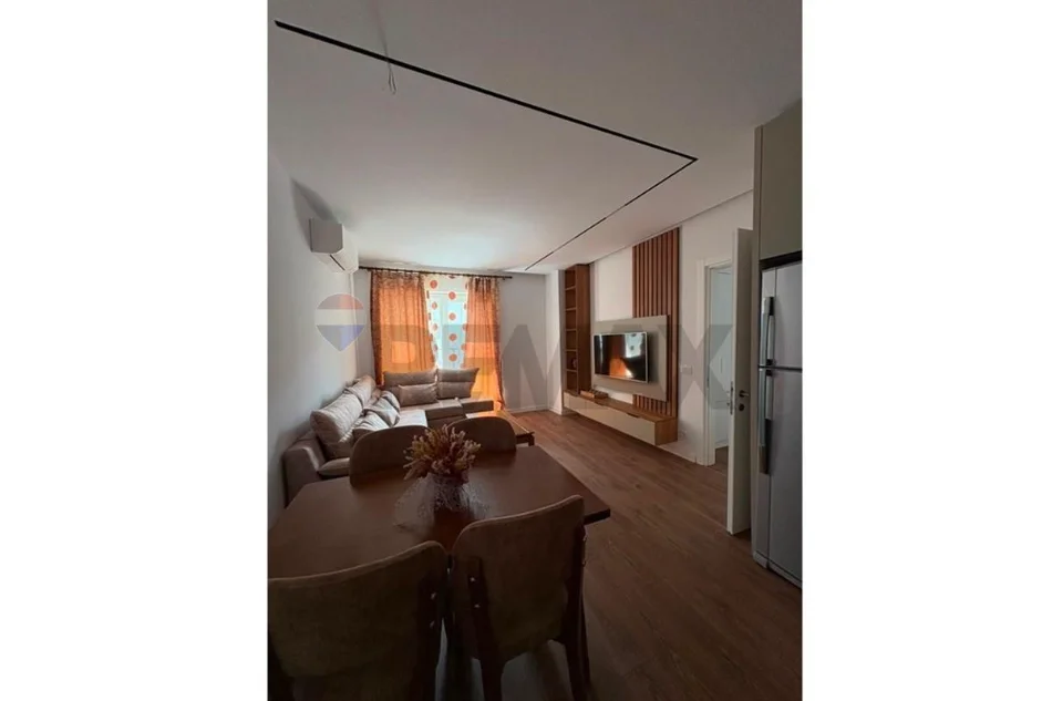 Tirane, jepet me qera apartament 2+1 , 