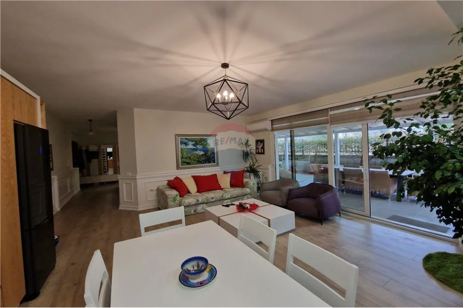 Vlore - Lungomare, shitet apartament 2+1+Ballkon Kati 1, 185 m² 290.000 € (Rruga Stefan Pano, Uji i Ftohte, Vlore)