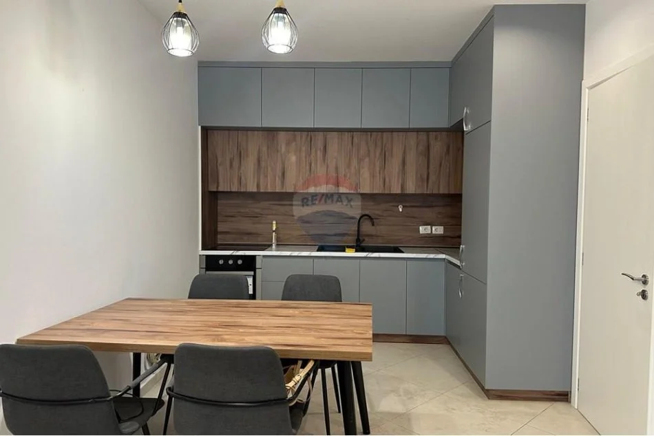 Tirane, jepet me qera 2+1+Ballkon , 550 €