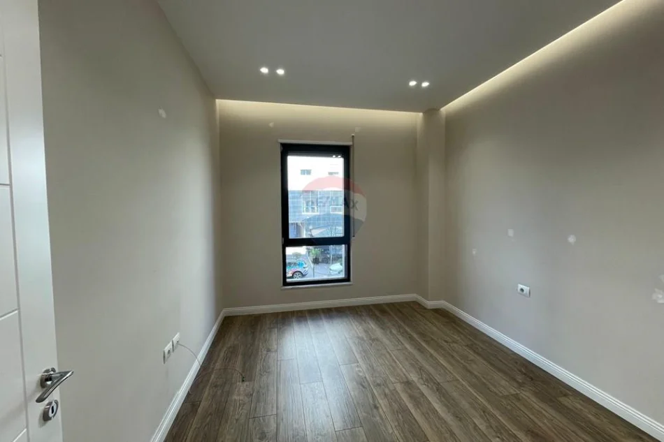 Tirane, jepet me qera ambjent biznesi Kati 2, 75 m² 80.000 € (Xhanfize Keko)