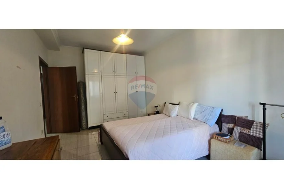 Tirane, jepet me qera apartament 1+1+Ballkon Kati 4, 550 € (Komuna Parisit)