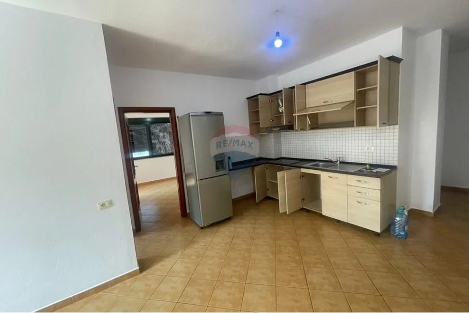 Tirane, jepet me qera apartament 2+1+Ballkon Kati 4, 80 m² 380 € 