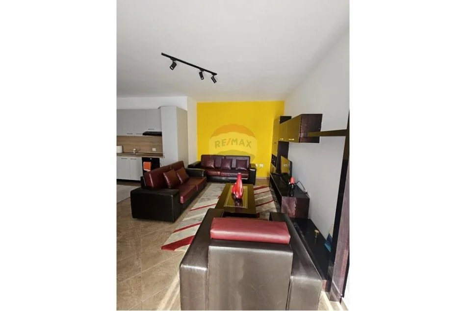 Tirane, jepet me qera apartament 2+1+Ballkon , 111 m² 550 € 