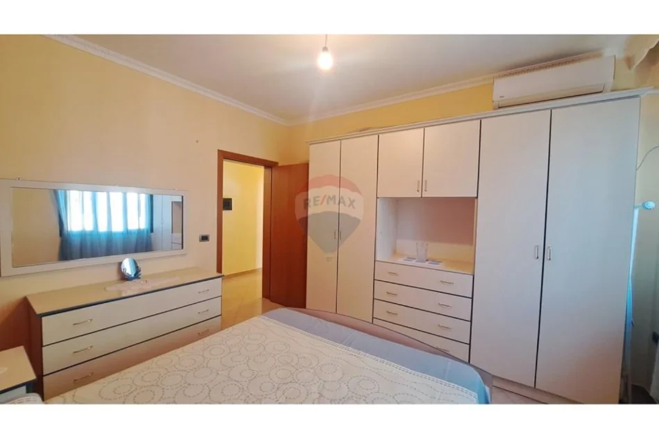 Vlore - Lungomare, jepet me qera apartament 2+1+Ballkon Kati 6, 105 m² 600 € (Rruga Cameria, Lungomare, Vlore)