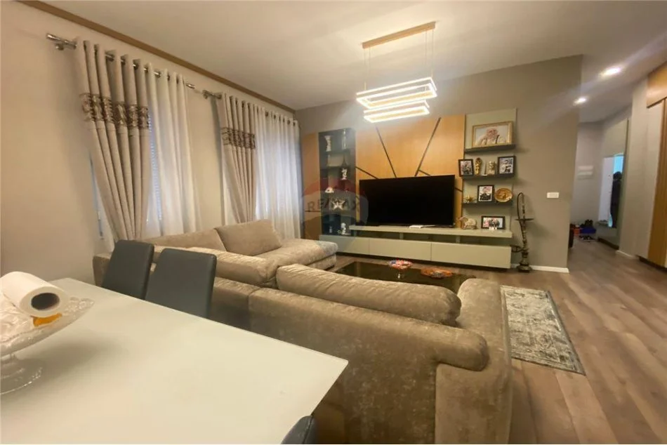 Tirane, shitet apartament 2+1+Ballkon , 118 m² 207.000 €