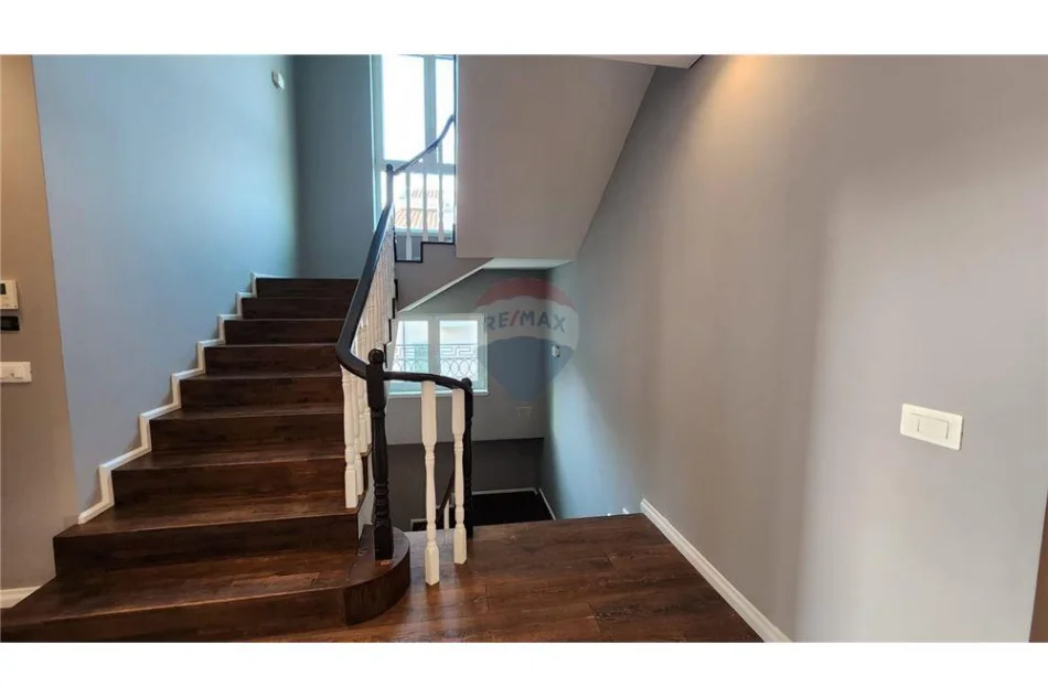 Tirane, shitet Vile Vile 3 Katshe , 750 m² 1.800.000 € (mjull bathore)