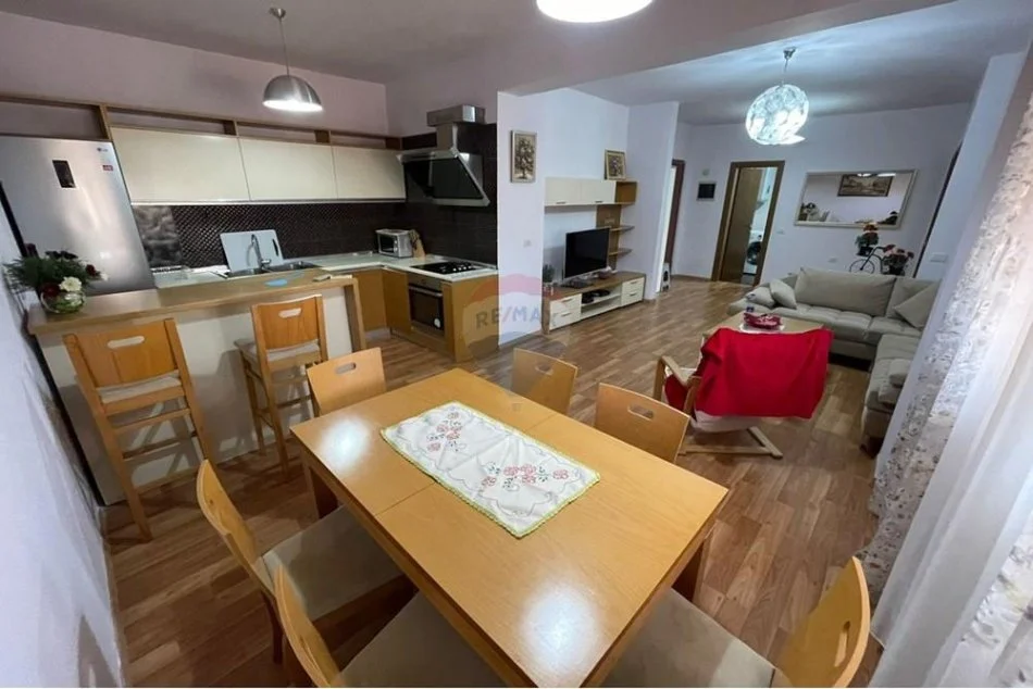 Tirane, jepet me qera apartament 2+1+Ballkon , 115 m² 800 € 