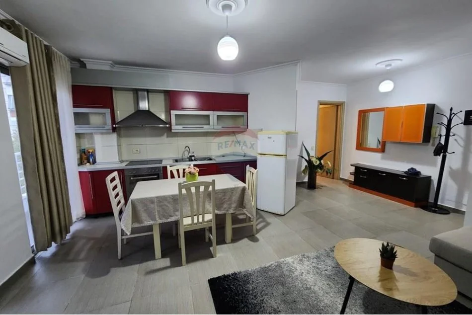 Tirane, jepet me qera apartament 2+1 , 80 m² 600 € (Kristal Center!)