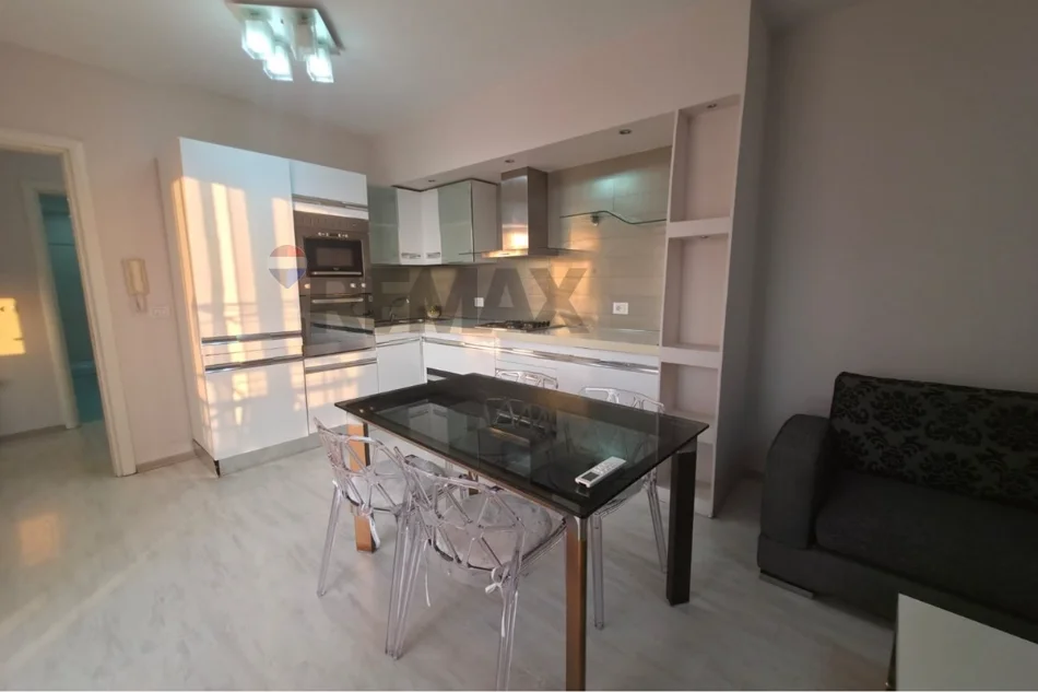 Shqiperi, jepet me qera apartament 1+1 , 75 m² 550 € (bulevardi bajram curri)