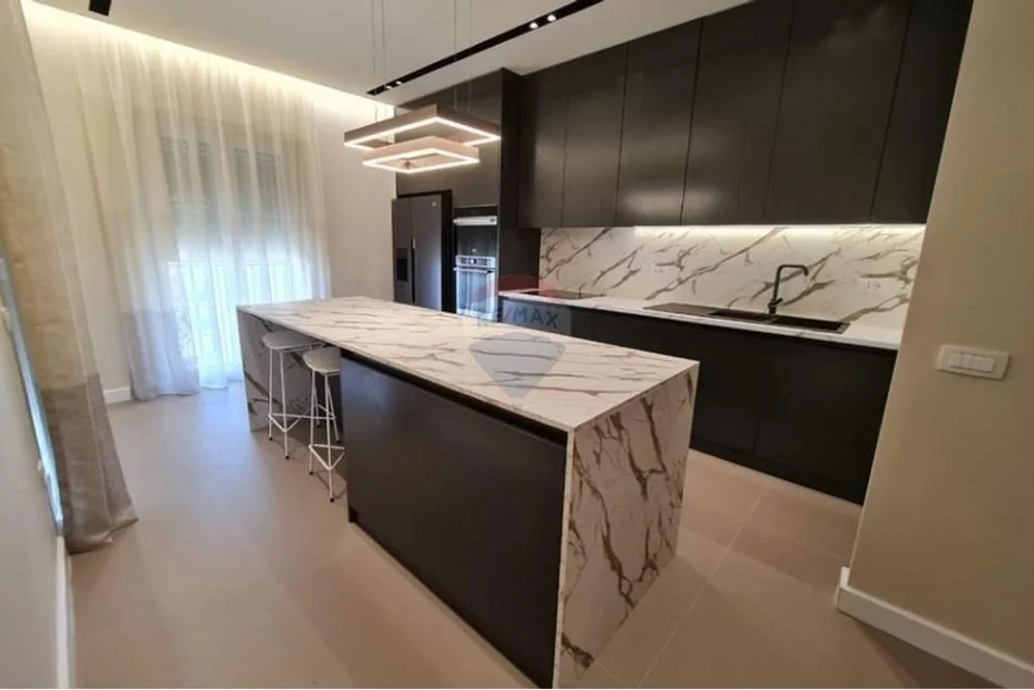 Tirane, jepet me qera apartament 3+1+Ballkon , 186 m² 2.000 € 