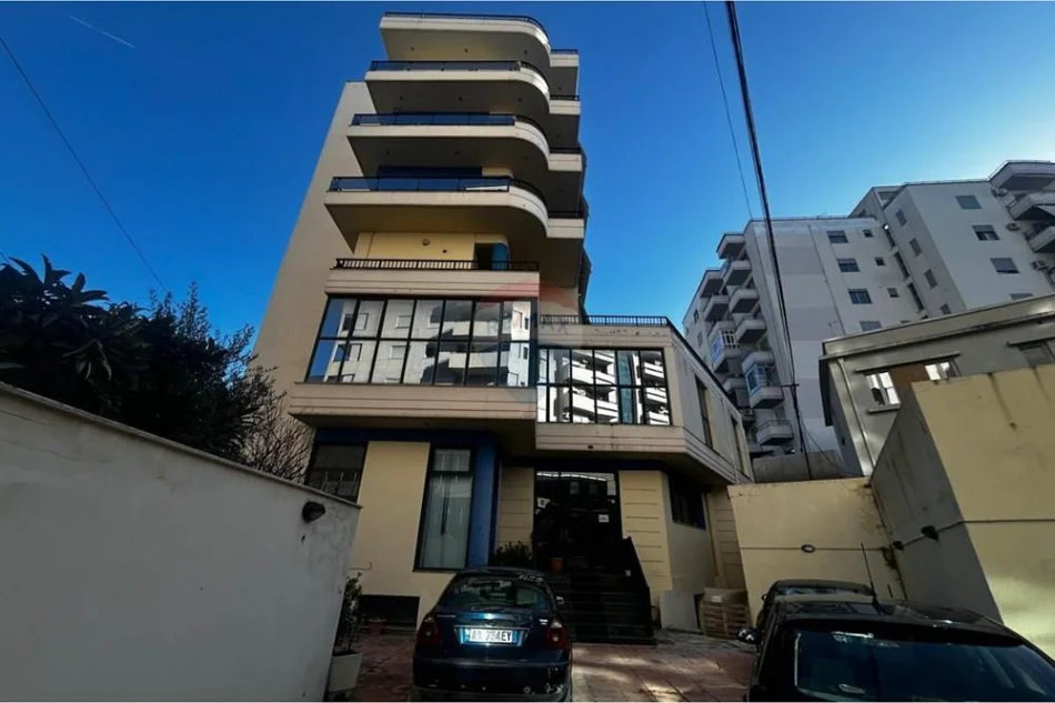 Vlore, jepet me qera magazine Kati -1, 247 m² 500 € (Blv. Ismail Qmali, Ambulanca, Vlore)