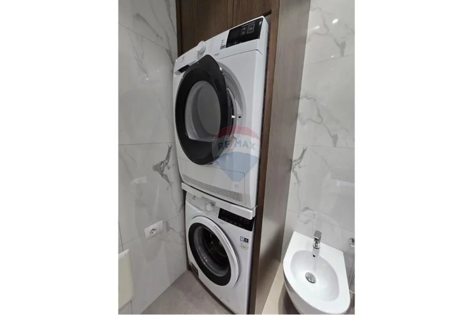 Tirane, jepet me qera apartament 2+1+Ballkon Kati 7, 140 m² 1.500 € (Tirana Garden Building)