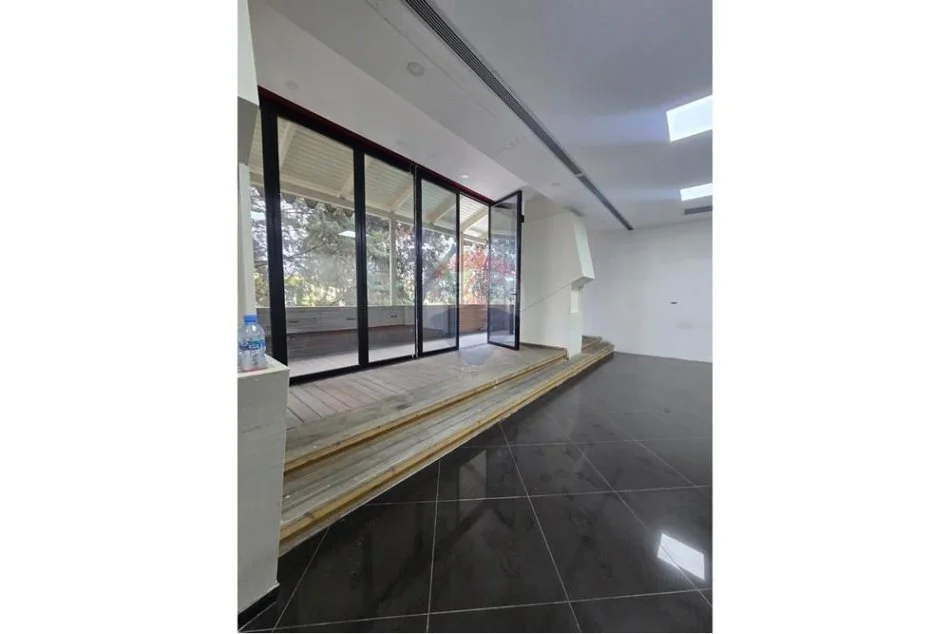 Tirane, jepet me qera ambjent biznesi Kati 2, 900 € (Don Bosko)