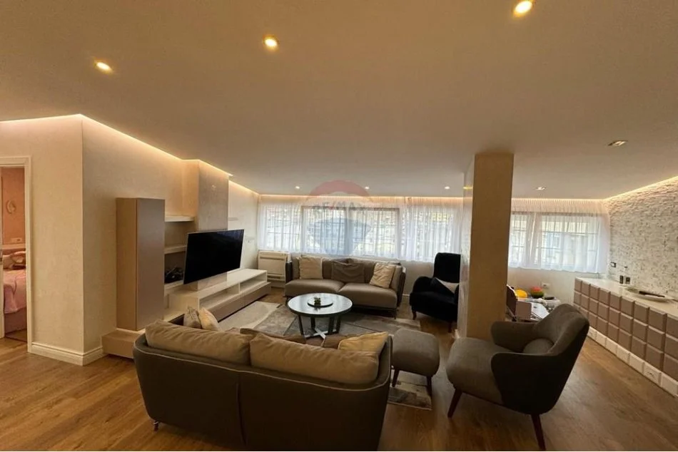 Tirane, jepet me qera apartament 3+1+Ballkon , 270 m² 800 € 