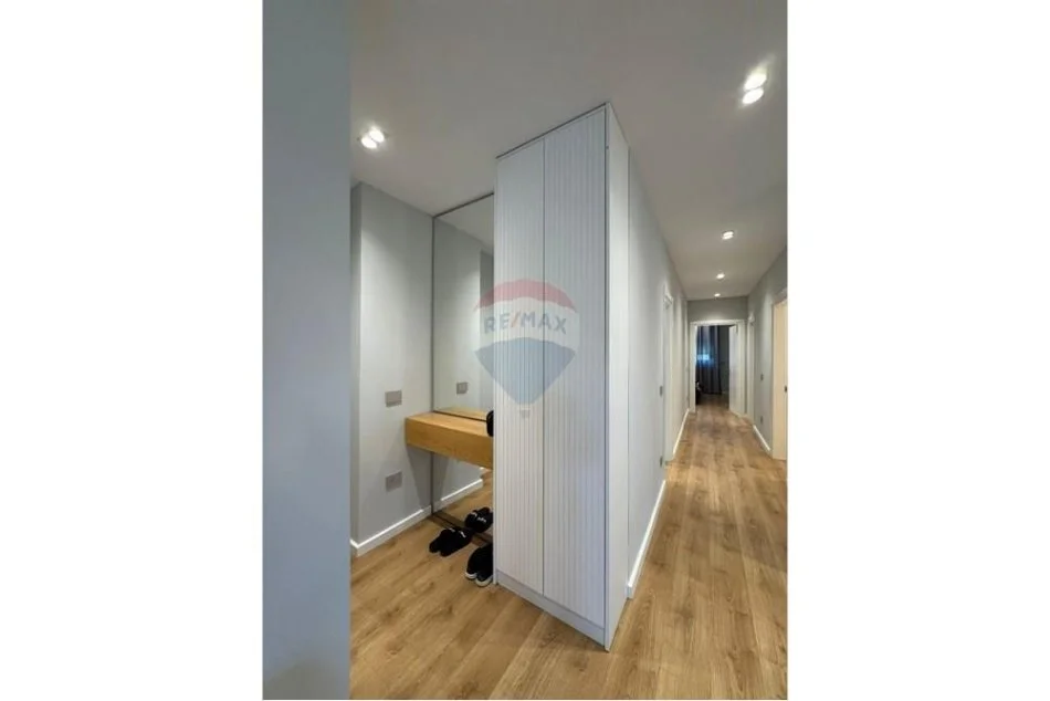 Tirane, jepet me qera apartament 3+1 , 130 m² 1.500 € (Rezidenca FZ)