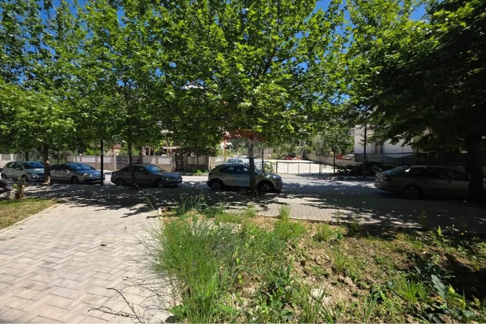 Vlore - Lungomare, jepet me qera ambjent biznesi Kati 0, 92 m² 80.000 € (Lungomare, Vlorë)