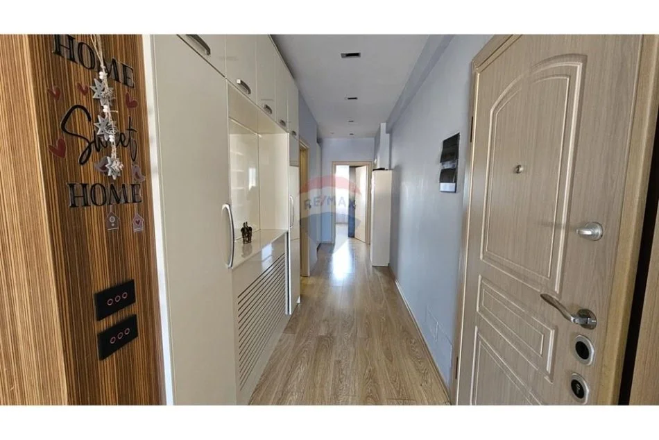 Tirane, jepet me qera apartament 3+1 Kati 9, 143 m² 1.500 € (rruga dibres)