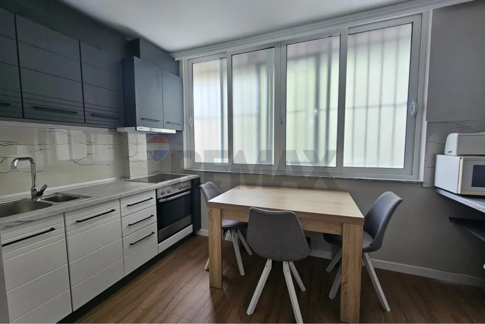 Tirane, jepet me qera apartament 2+1 , 100 m² 800 € (Bllok)